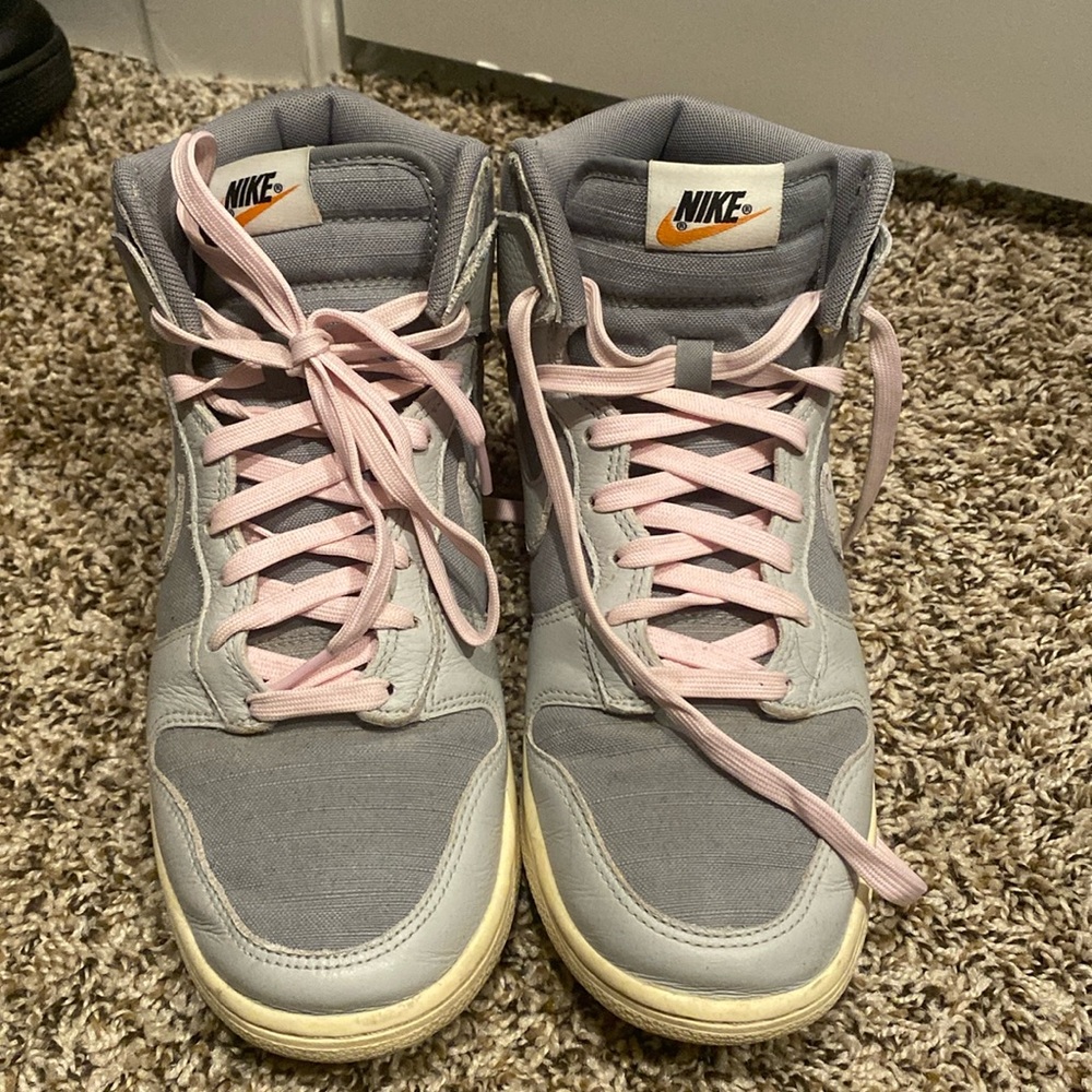 LIKE NEW NIKE DUNKS